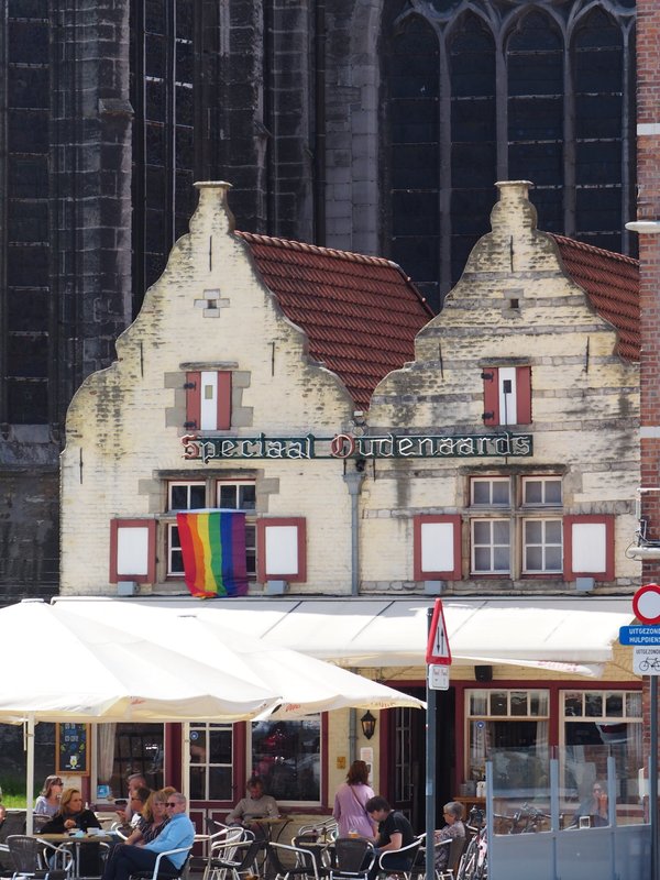 Café Carillon voor de Sint-Walburgakerk